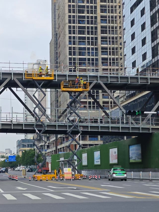 小巧身手着述为！亚洲必赢剪叉车助力市政桥梁焕新颜