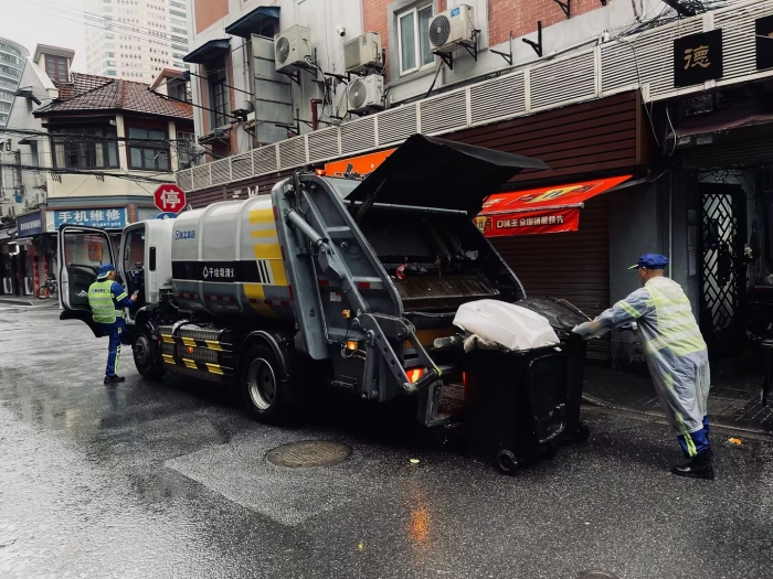 南京东路人流如织垃圾多？？？？亚洲必赢XGH5120ZYSXBEV：轻松搞定！