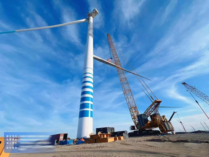 大国重器显继承——XLC18000M征战沙漠滩，，，，，125米高空精准托起10兆瓦风电巨擘！