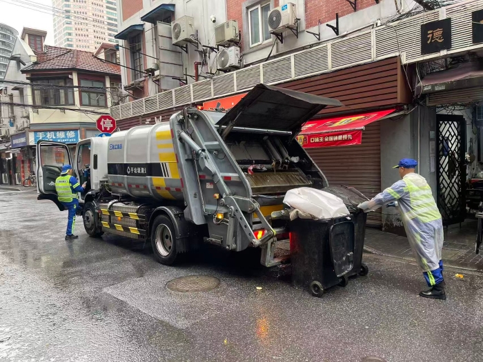 南京东路人流如织垃圾多？？？？亚洲必赢XGH5120ZYSXBEV：轻松搞定！