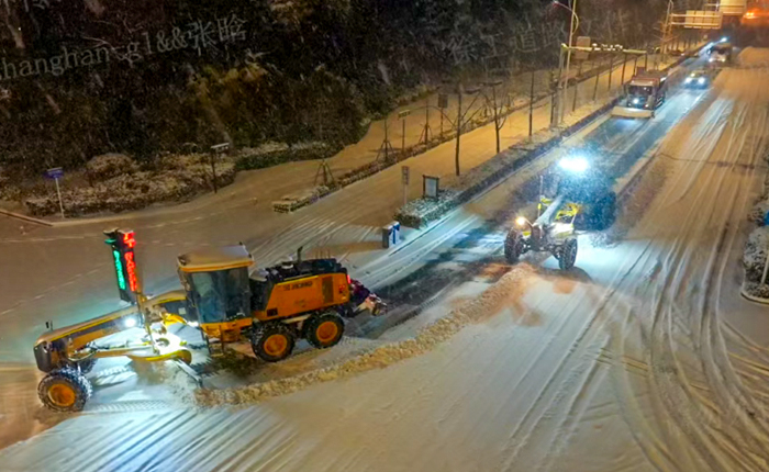 暴雪来袭！数十台平地机整体出动，，，，，守护出行清静