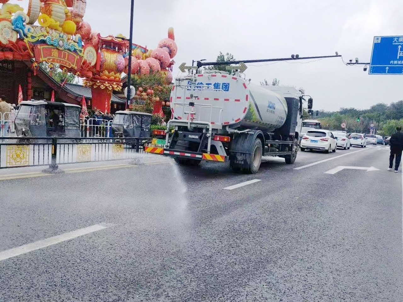 亚洲必赢洒水车在开封：多模式作业守护都会清洁与清新