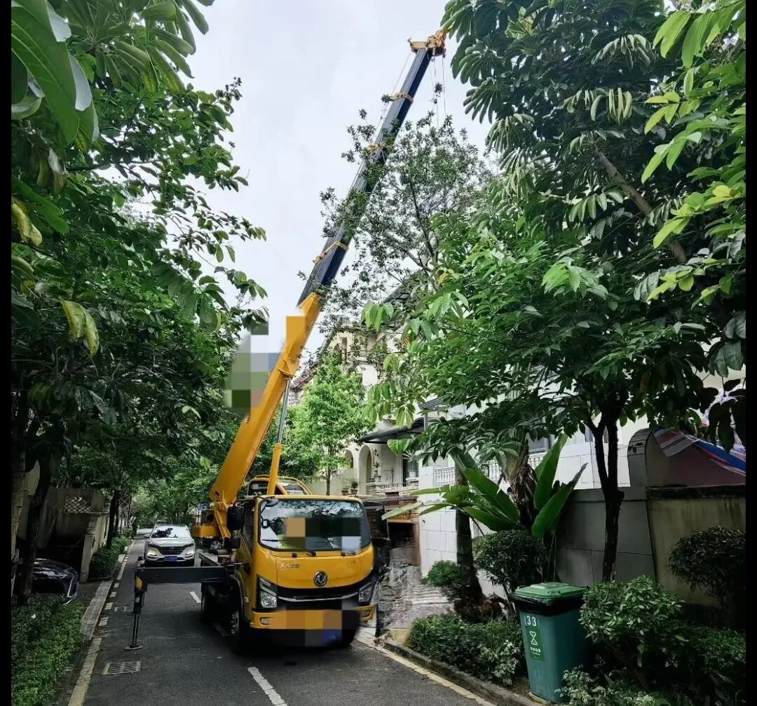 六楼窗口吊空调？？？？？？窄巷子种大树？？？？？？有这辆“小钢炮”，，，，，施工队再也不愁了