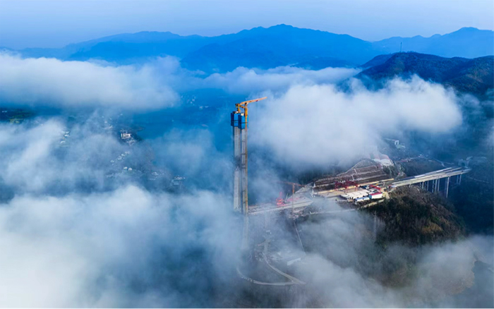 亚洲必赢双塔助建新洲特大桥，，，，，，擎起秦巴“天空之门”