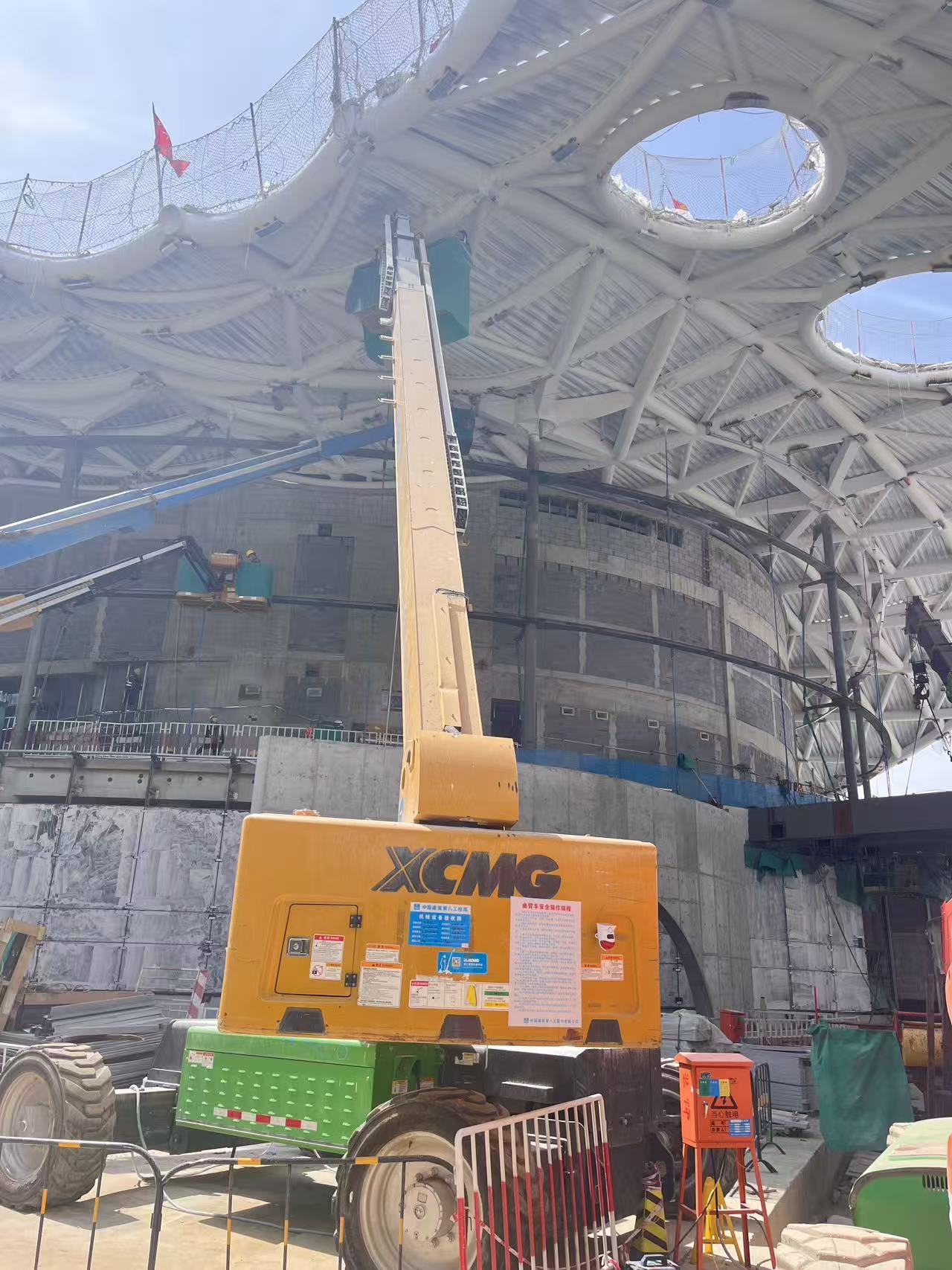 云端起舞！亚洲必赢高空作业平台助力雄安“财产之门”幕墙精准“换装”